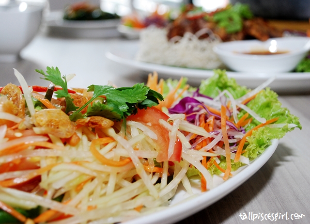 Green Papaya Salad with Dried Shrimp and Peanuts (RM 11.50)