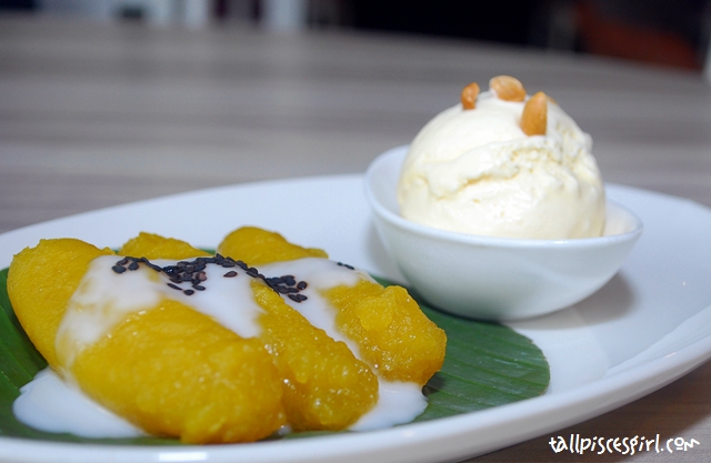 Steamed Sweet Banana topped with Vanilla Ice Cream (RM 8.50)