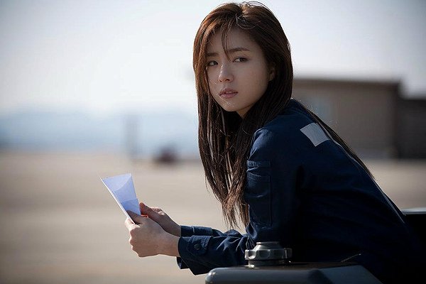 Se-yeong (Shin Se-kyung) in Soar into the Sun