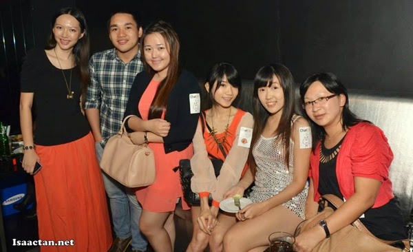 Another photo with the bloggers =)