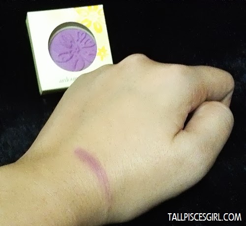 Elianto Ardour Shadow in Lavender Purple on skin