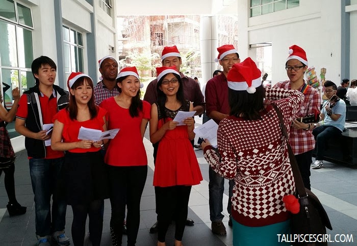 If you're lucky, you'll be able to catch this awesome choir singing Christmas carols! Happy to bumped into a friend of mine in the group (second girl from left :p)
