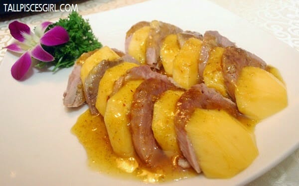 Sliced Duck Meat with Mango and Spicy Sauce