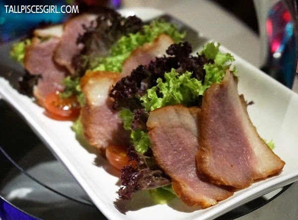 Smoked Duck Salad - Smoked duck breast served with mesclun greens, Capsicum & skewed with kiwi and balsamic dressing (RM 15)