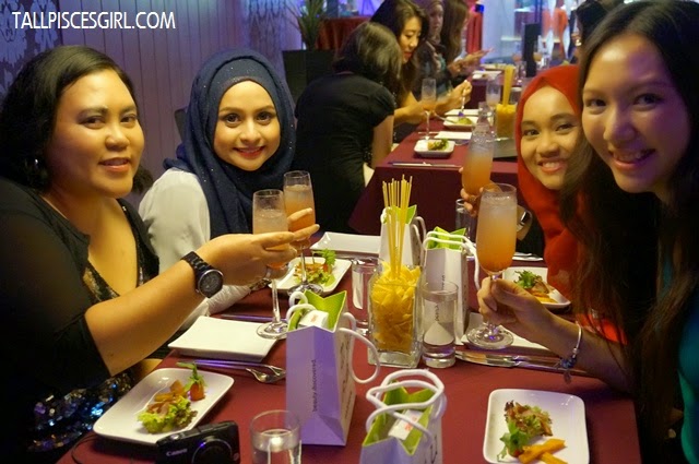 My dinner companions of the night - Cik Lily, Sabby Prue and Mieza! We kinda troubled the staff for asking her to help us take so many photos LOL