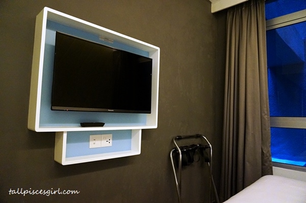 XYZ Deluxe Room - 32" flat-screen TV