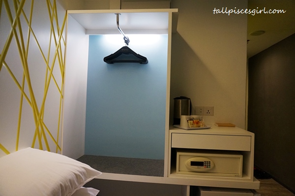 XYZ Deluxe Room - In-room safe, coffee-making facilities and open hanging cupboard
