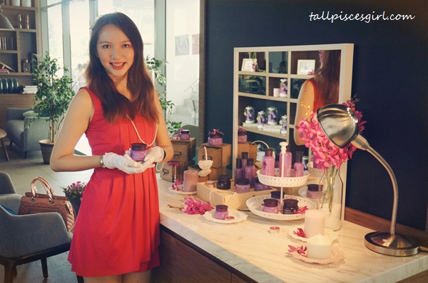 Accessorized myself with the props while holding innisfree Orchid Enriched Cream like those models in launch event