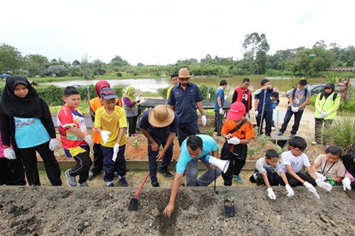 Students of Eco Schools Programme were taught how to grow and plant | Exciting Eco-Camp for Earth Hour 2016 @ The School Students of Eco-Schools Programme were taught how to grow and plant