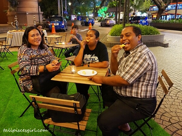 Bloggers: Cik Lily Putih, Nannie Isa and Mahadi enjoying the durian feast