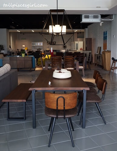 Dining set with a rustic touch