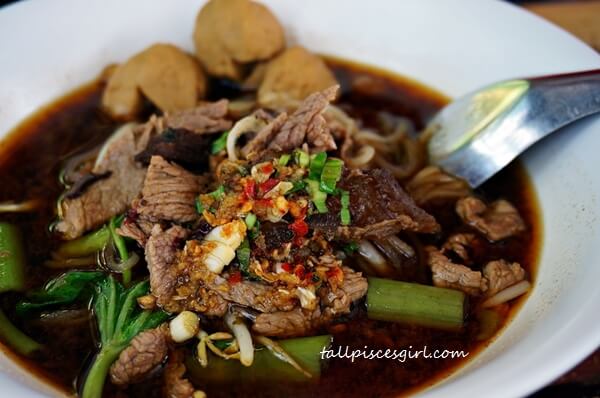 DSC00226 | What to Eat in Krabi: Ao Nang Boat Noodle Boat Noodle Soup with Beef @ Ao Nang Boat Noodle (Price: 50 baht)