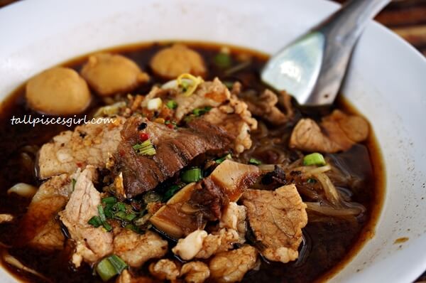 DSC00227 | What to Eat in Krabi: Ao Nang Boat Noodle Boat Noodle Soup with Pork @ Ao Nang Boat Noodle (Price: 50 baht)