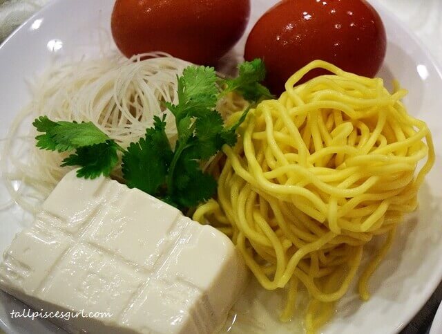 Noodles, tofu and eggs are basic necessities for steamboat