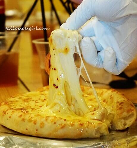 PizzArt Creation - Adjaruli Khachapuri - Super stretchy cheese dip!