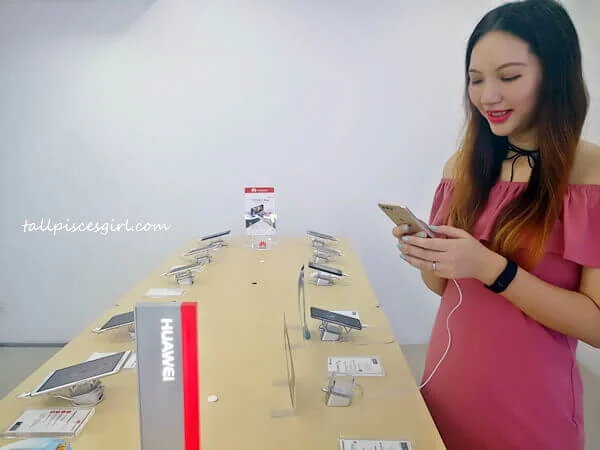 IMG 20170829 135404 | First Mi Zone in Malaysia Opens at Mobile2Go, SS2 Petaling Jaya! Can't help but to play with my dream phone