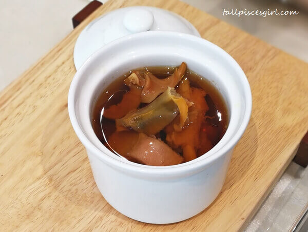 Double boiled honey fig soup with sea whelk and pork lean meat (无花果响螺燉猪展)