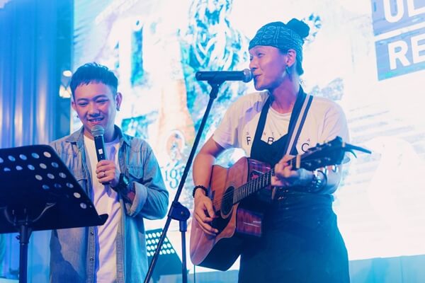 Kent Lee (right) performing with Preston Wong (left) at the media launch of Tiger Crystal