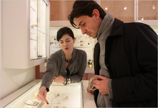Find a reputable store when buying jewelry | Avoid These Common Mistakes When Buying Your Pieces of Jewelry Find a reputable store when buying jewelry