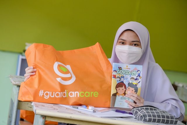 A happy SMK Segambut Jaya student with her #guardiancare pack