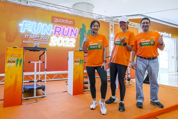Angela Teo,Head of Marketing, Msia & Brunei (middle), Fernando Gongora, Head of Health (right), and Joanna Soh (left), Fitness Guru at the launch of GUARDIAN FUN RUN 2022