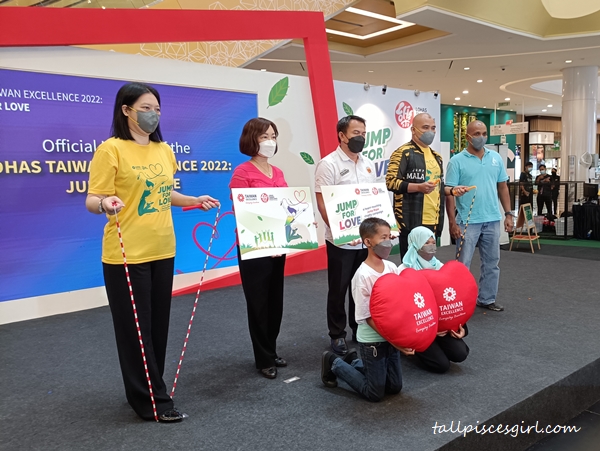 Taiwan Excellence in extending a helping hand to less fortunate Malaysians via Jump for Love charity campaign
