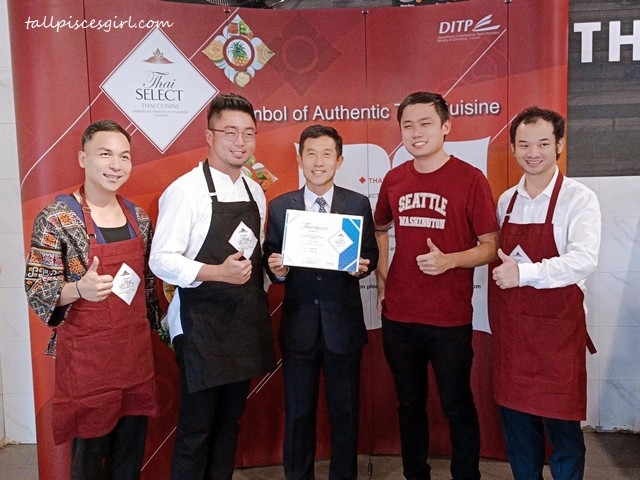 The owner of Thai-in Mookata receiving Thai SELECT certificate from DITP officials