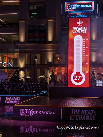 A giant thermometer was put up at the centre of Plaza Arkadia