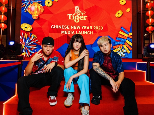 Dato Maw, Han Xiiao Ai and Danny Lee, after an energetic performance of 敢敢冲 (The Boldest Chase) CNY song at the media launch of Tiger CNY 2023 Campaign, Cheers to Bold Beginnings