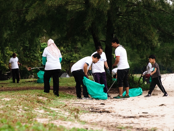 Volunteers at Pantai Cahaya Negeri for Sunplay 'We Care for the Ocean 2022'