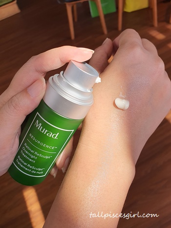 Murad Retinal ReSculpt Overnight Treatment has a lightweight texture and easily absorbed