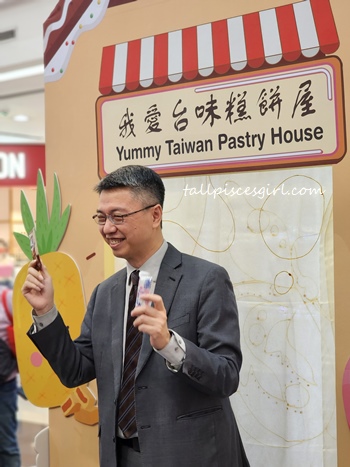 Mr. James Chang the Director of the Economic Division at the Taipei Economic and Cultural Office in Malaysia is very happy with his favorite snacks | Yummy Taiwan Free Sampling Event Comes to 1 Utama Mr. James Chang, the Director of the Economic Division at the Taipei Economic and Cultural Office in Malaysia is very happy with his favorite snacks