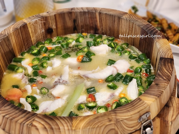 4.5kg tilapia fish cooked in the bucket | Megah Rise Mall @ PJ Chinese Restaurant Recommendations for CNY 4.5kg tilapia fish cooked in the bucket