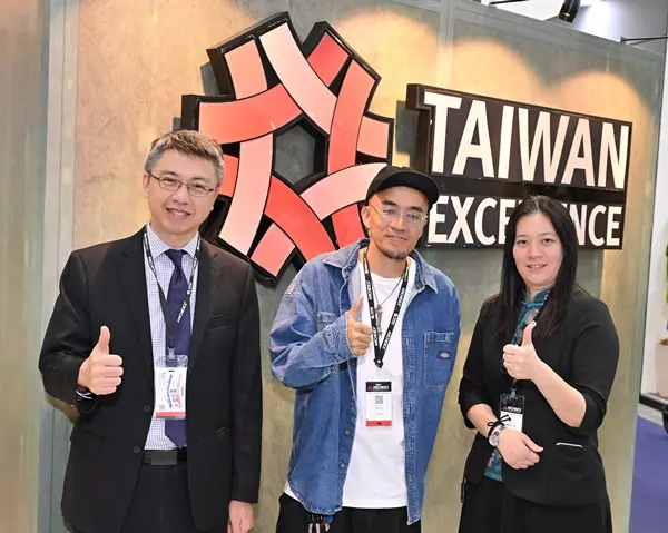 Mr. James Chang Director of Economic Division Taipei Economic and Cultural Office in Malaysia Kenji Chai Graffiti Artist Malaysia Eva Peng Director of Taiwan Trade Center Kuala Lumpur | Taiwan Excellence at ARCHIDEX 2024: Sustainable Future with Taiwan Excellence Mr. James Chang, Director of Economic Division, Taipei Economic and Cultural Office in Malaysia; Kenji Chai, Graffiti Artist Malaysia; Eva Peng, Director of Taiwan Trade Center Kuala Lumpur with PRISM ePaper backdop