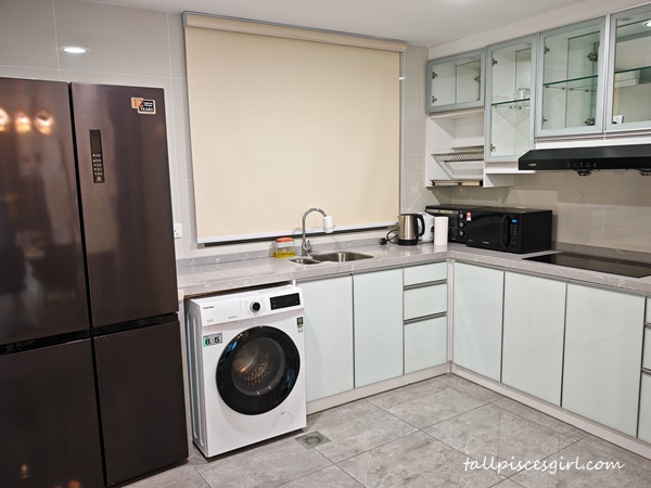 Kitchenette and washing machine | Why The OOAK Suites by Bamboo Hospitality in Mont Kiara Is Perfect for Your Next Kuala Lumpur Staycation Kitchenette and washing machine