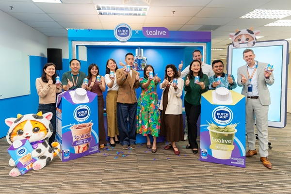Veronika Utami 6th from left Managing Director of Dutch Lady Milk Industries Berhad and Bryan Loo 5th from left Founder and CEO of Loob Holding with their team members | Tealive and Dutch Lady Launch RTD Milk Tea ‘MooTea’ and Matcha 'MeowCha' Drinks in Malaysia Veronika Utami (6th from left), Managing Director of Dutch Lady Milk Industries Berhad, and Bryan Loo (5th from left), Founder and CEO of Loob Holding, with their team members celebrating the launch of MooTea and MeowCha